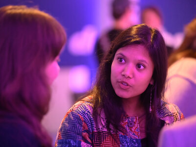 Zwei junge Frauen diskutieren miteinander